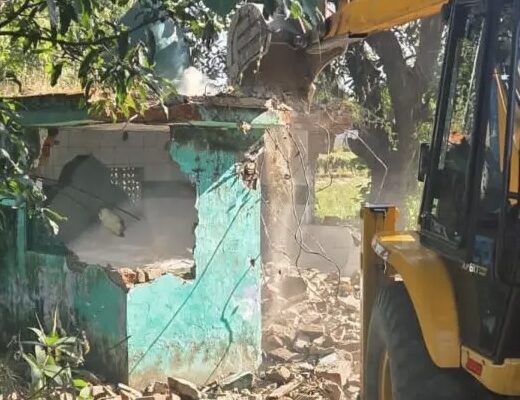 Ramnagar: रामनगर में दो अवैध मजारों पर चला बुलडोजर, नोटिस अवधि पूरी होने के बाद प्रशासन ने की कार्रवाई