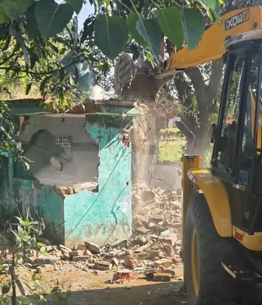 Ramnagar: रामनगर में दो अवैध मजारों पर चला बुलडोजर, नोटिस अवधि पूरी होने के बाद प्रशासन ने की कार्रवाई