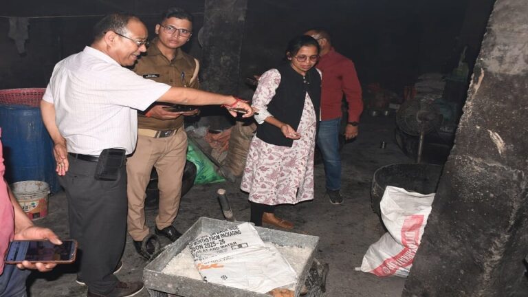 Haldwani: हल्द्वानी में त्योहार से पहले खाद्य सुरक्षा विभाग की छापेमारी, गंदगी में बन रहे बताशे और बासी मिठाई मिलने पर कार्रवाई
