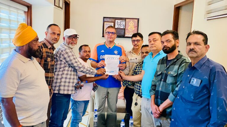 Haldwani: हल्द्वानी विधायक सुमित हृदयेश से मिले टैक्सी यूनियन पदाधिकारी, पैनिक बटन की कार्यप्रणाली पर उठाए सवाल