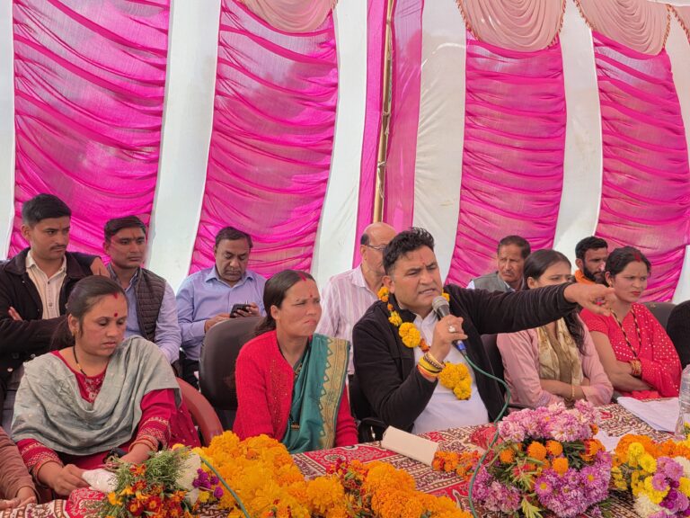 Bhimtal: धारी में कैबिनेट मंत्री कैड़ा ने ग्रामीणों की समस्याएं सुनीं, अधिकारियों को दिए त्वरित समाधान के निर्देश